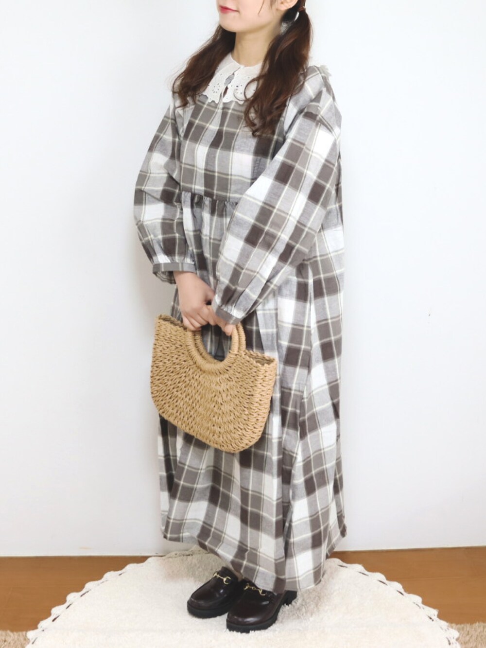 ブラウン系のワンピース、ベージュ系のワンピース、ベージュ系のかごバッグを着用したレディースの春コーディネートの2枚目の写真