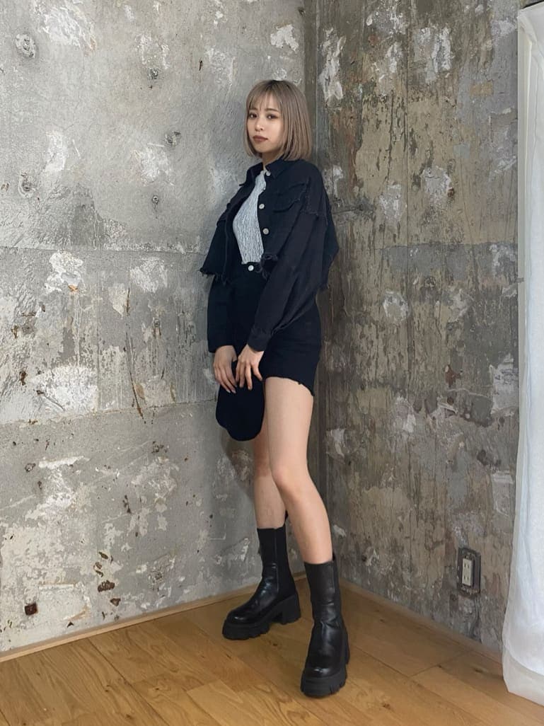 ブラック系のデニムジャケット、ブラック系のブーツを着用したレディースの夏コーディネートの2枚目の写真