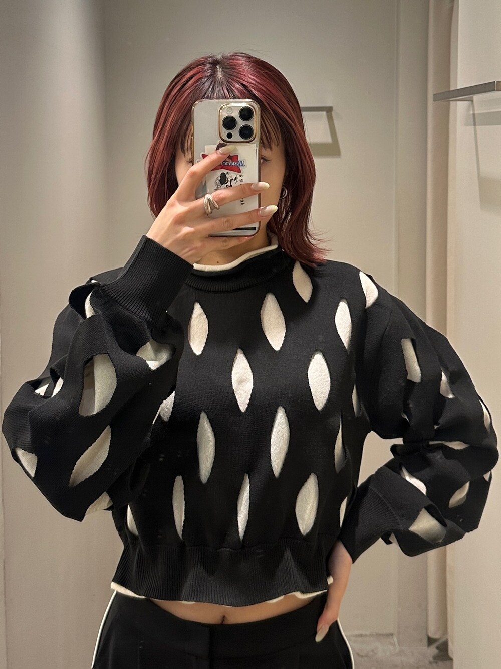 ブラック系のスラックス、ブラック系のニット/セーター、ブラック系のローファーを着用したレディースの冬コーディネートの4枚目の写真