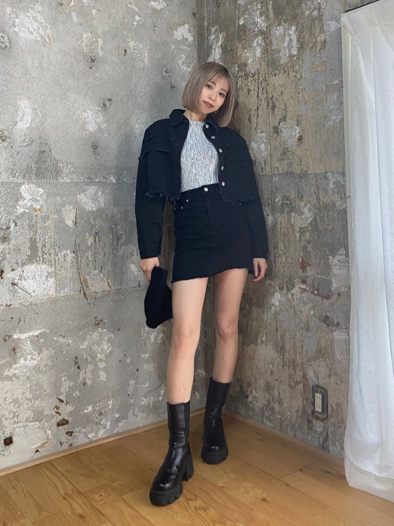 ブラック系のデニムジャケット、ブラック系のブーツを着用したレディースの夏コーディネートの3枚目の写真