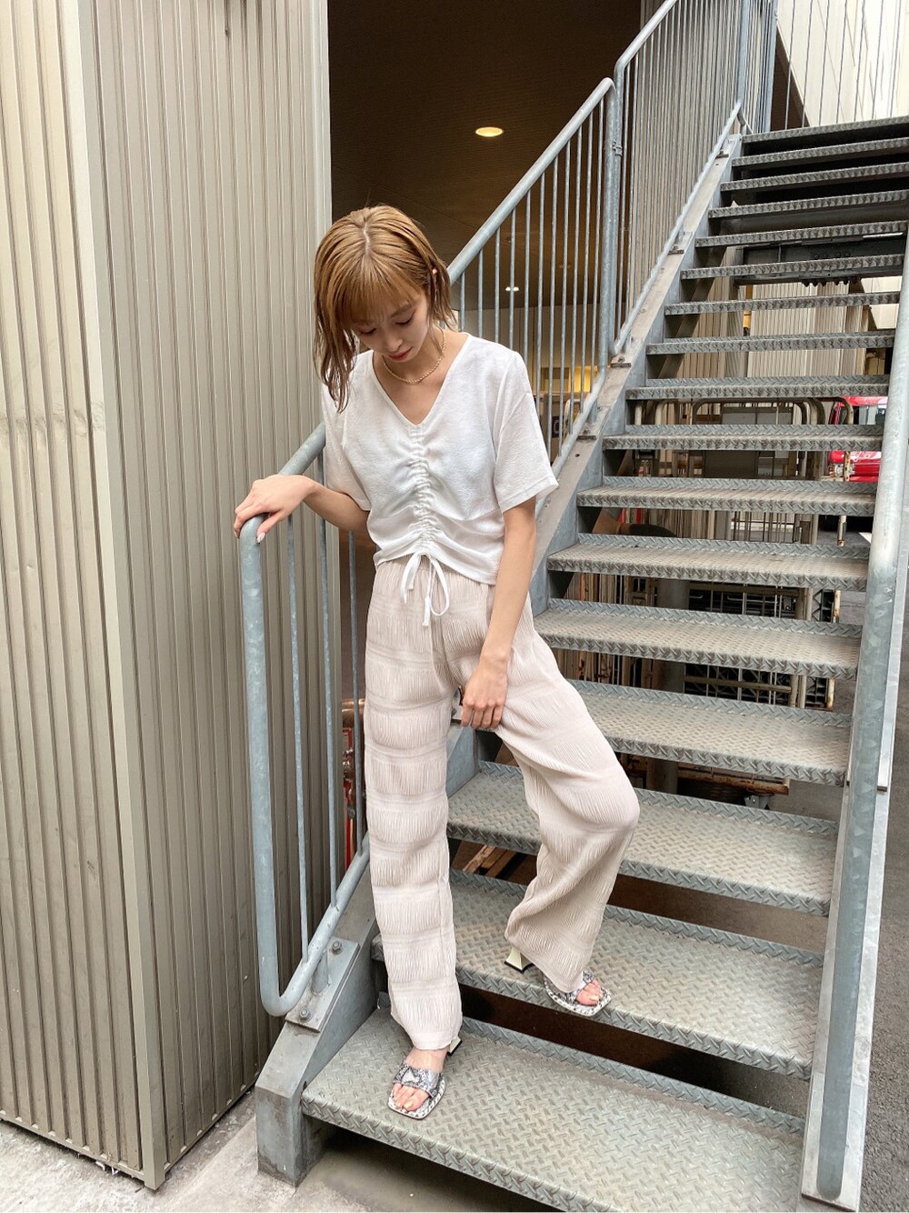 ホワイト系のTシャツ/カットソー、ホワイト系のその他パンツ、その他のその他シューズを着用したレディースの春コーディネートの2枚目の写真