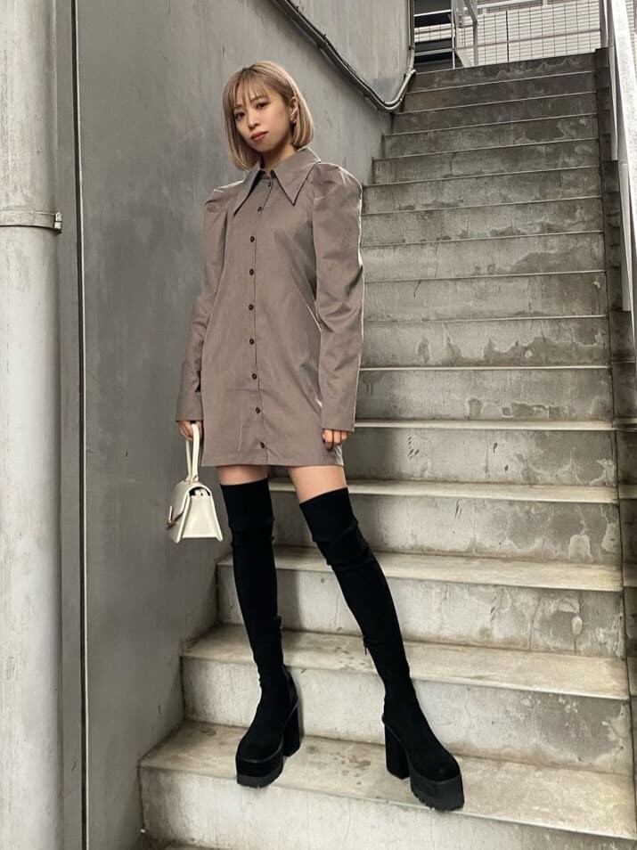 グレー系のワンピース、ブラック系のブーツを着用したレディースの夏コーディネートの2枚目の写真