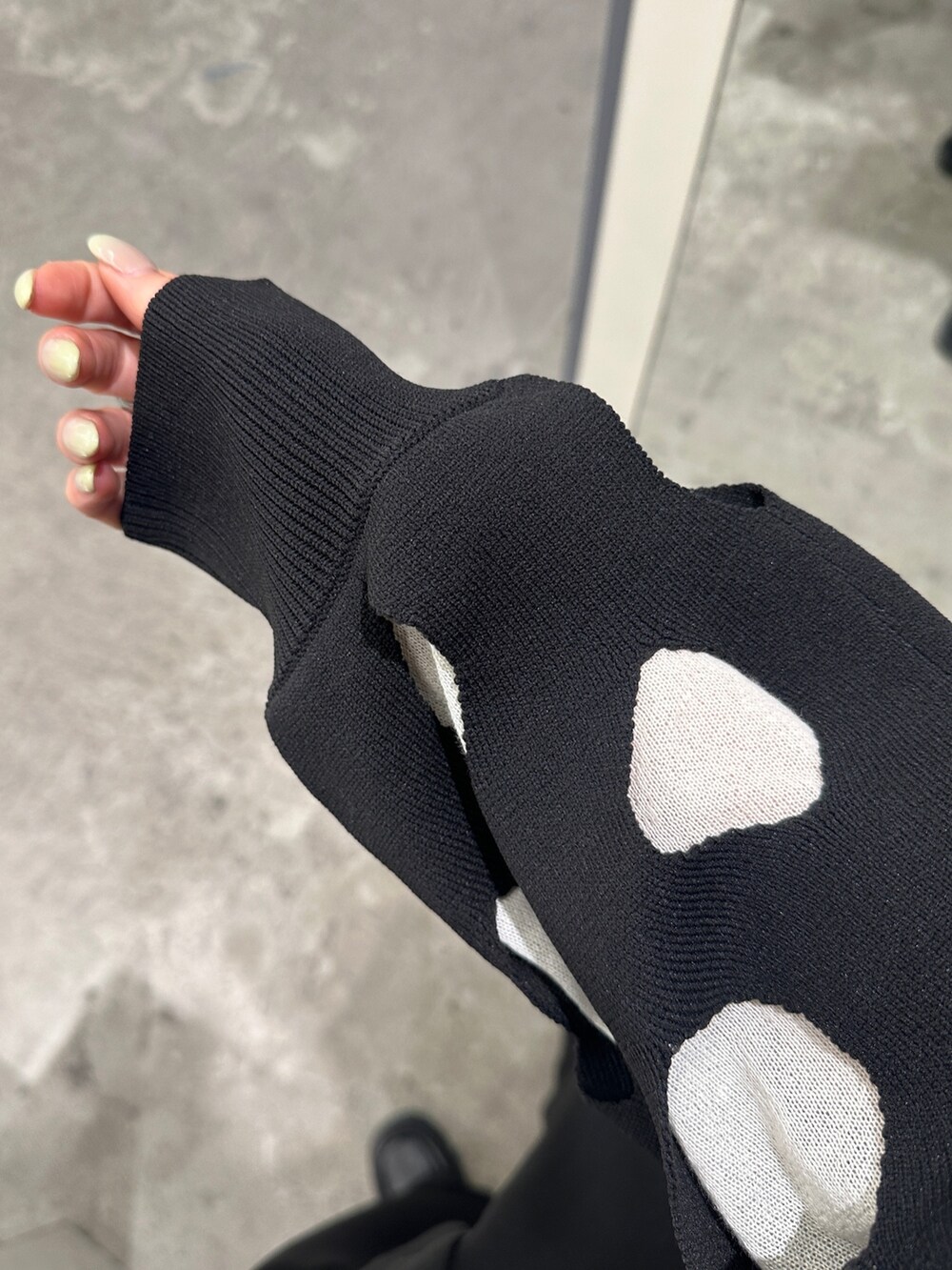 ブラック系のスラックス、ブラック系のニット/セーター、ブラック系のローファーを着用したレディースの冬コーディネートの6枚目の写真