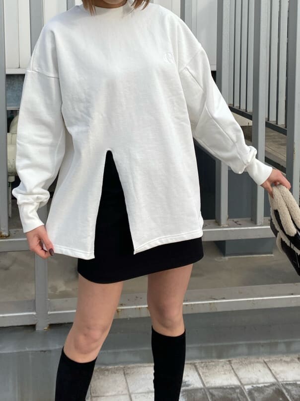 ブラック系のスカート、ブラック系のブーツ、ブラック系のショルダーバッグを着用したレディースの冬コーディネートの2枚目の写真