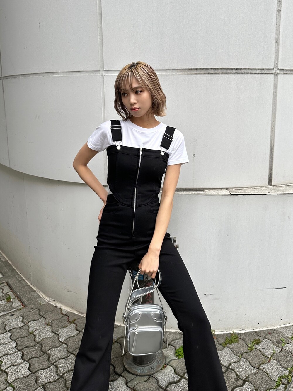 ブラック系のつなぎ/オールインワン、ブラック系のブーツを着用したレディースの春コーディネートの2枚目の写真