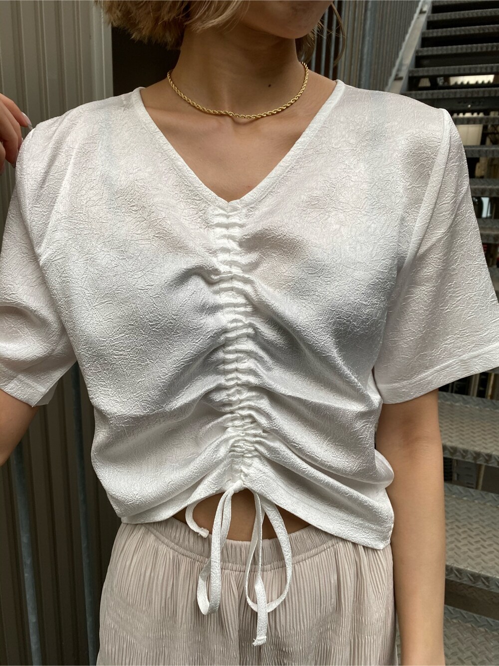 ホワイト系のTシャツ/カットソー、ホワイト系のその他パンツ、その他のその他シューズを着用したレディースの春コーディネートの3枚目の写真