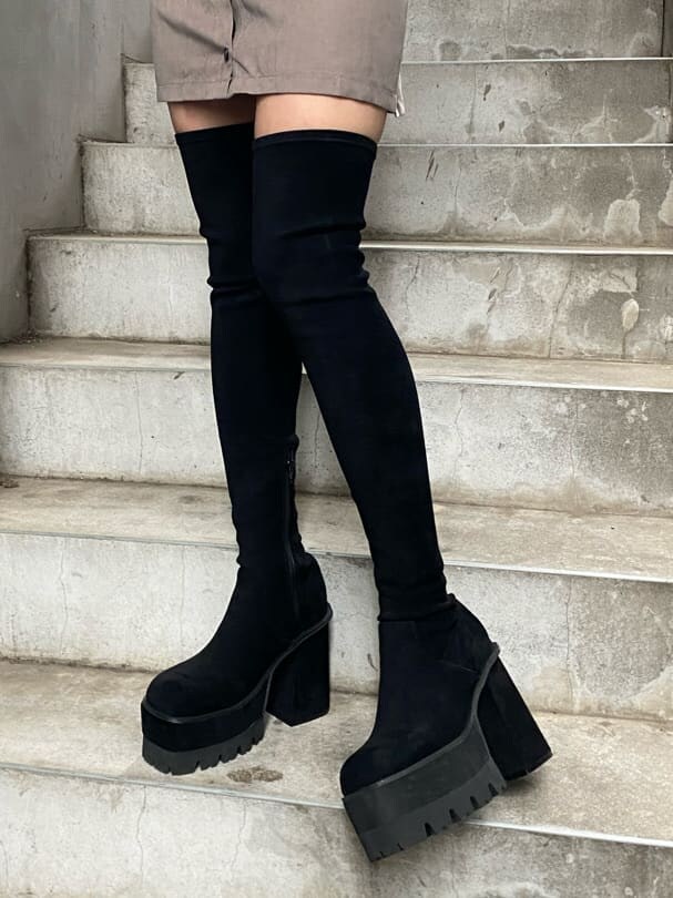 グレー系のワンピース、ブラック系のブーツを着用したレディースの夏コーディネートの3枚目の写真