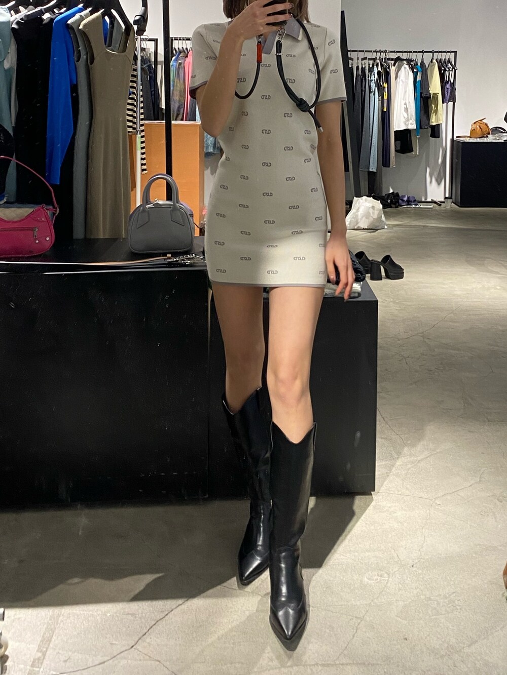 ホワイト系のワンピースを着用したレディースの春コーディネートの2枚目の写真