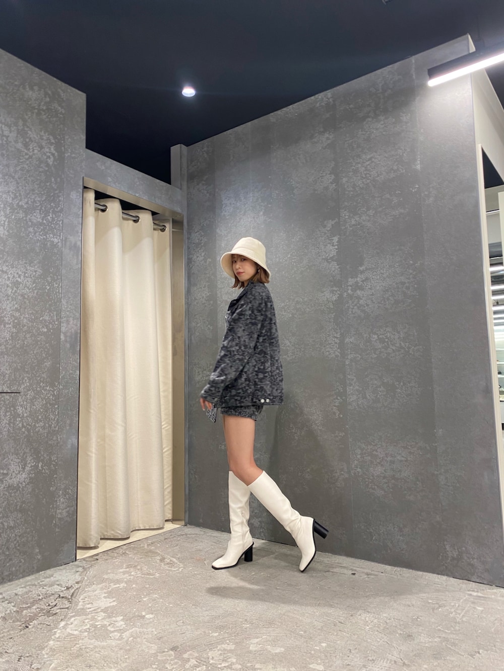 その他のデニムジャケット、ホワイト系のブーツ、ブルー系のその他パンツを着用したレディースの冬コーディネートの2枚目の写真