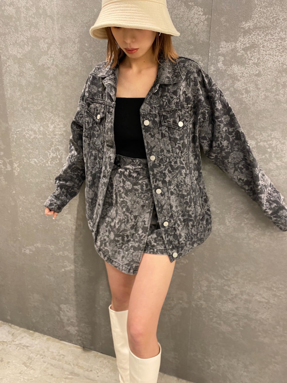 その他のデニムジャケット、ホワイト系のブーツ、ブルー系のその他パンツを着用したレディースの冬コーディネートの3枚目の写真