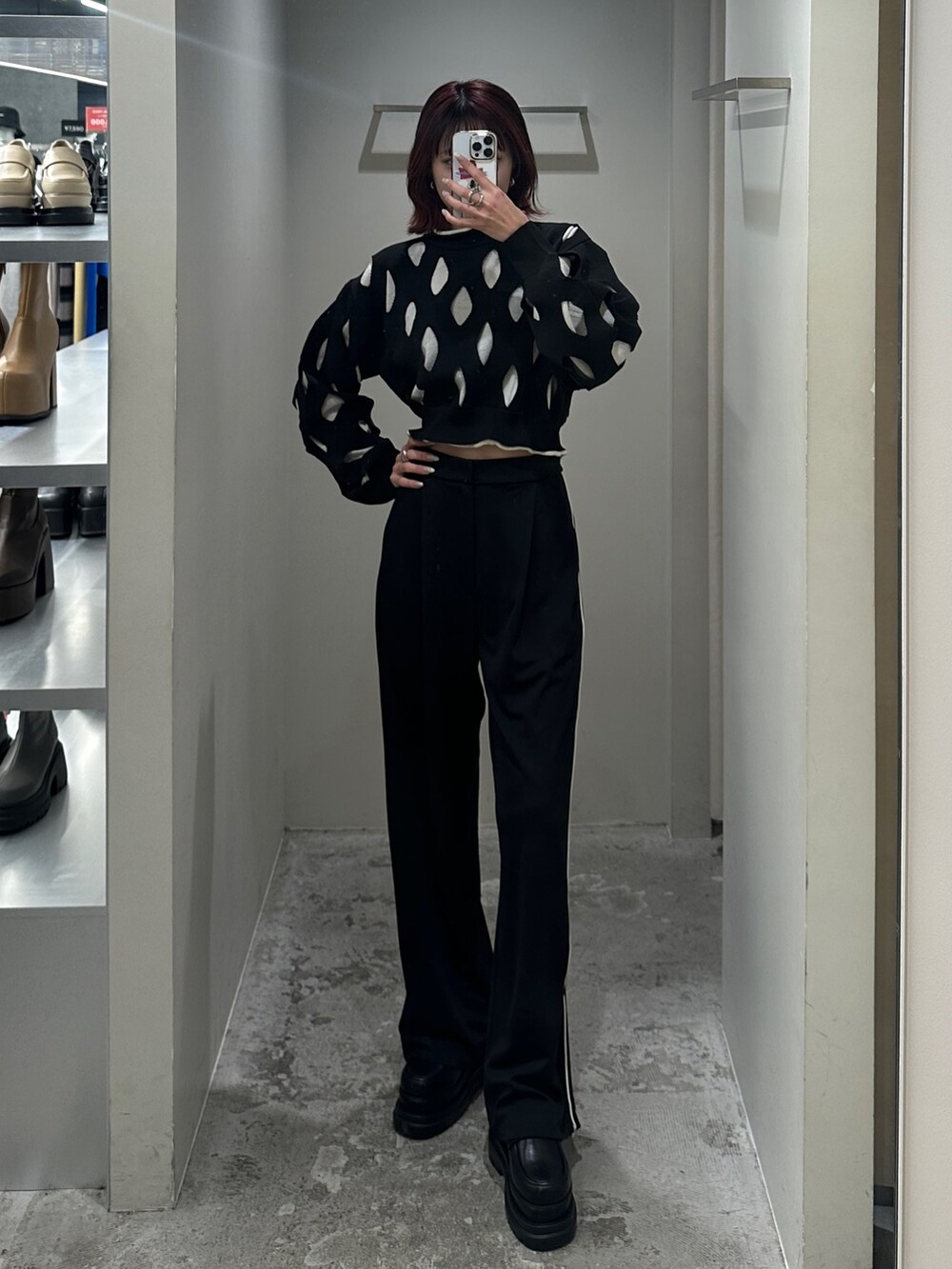 ブラック系のスラックス、ブラック系のニット/セーター、ブラック系のローファーを着用したレディースの冬コーディネートの2枚目の写真