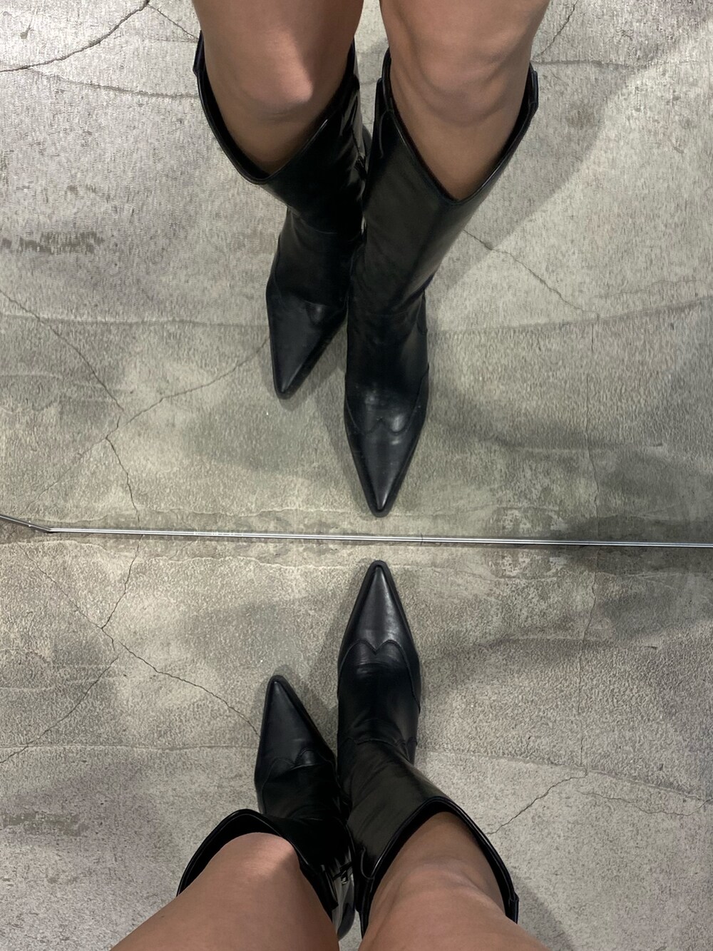 ホワイト系のワンピースを着用したレディースの春コーディネートの3枚目の写真