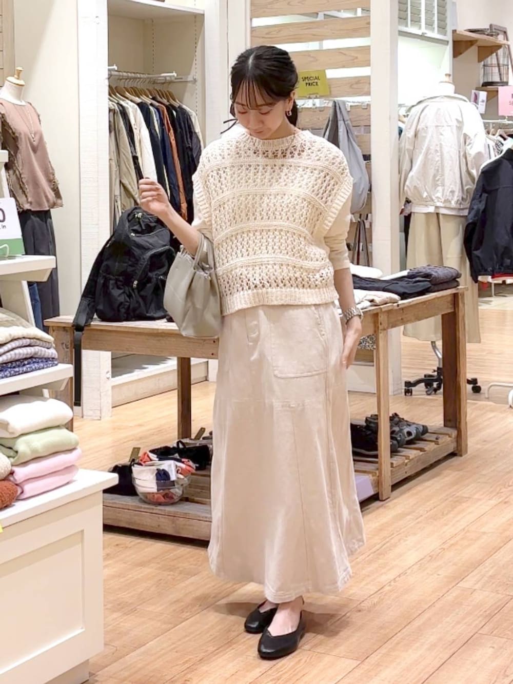 ブラック系のパンプス、ベージュ系のTシャツ/カットソー、ベージュ系のスカートを着用したレディースの春コーディネートの4枚目の写真