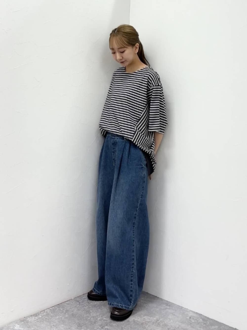 ブルー系のデニムパンツ、その他のTシャツ/カットソーを着用したレディースの夏コーディネートの3枚目の写真