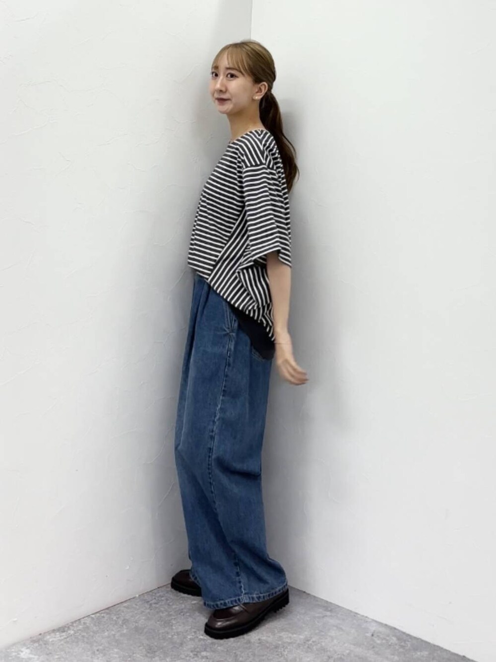 ブルー系のデニムパンツ、その他のTシャツ/カットソーを着用したレディースの夏コーディネートの5枚目の写真