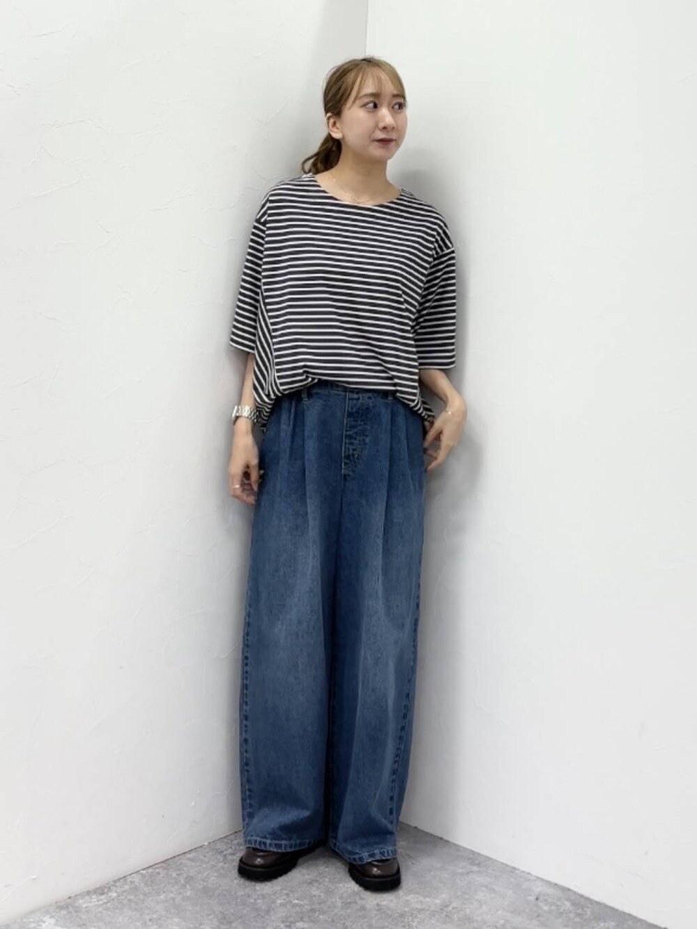 ブルー系のデニムパンツ、その他のTシャツ/カットソーを着用したレディースの夏コーディネートの4枚目の写真