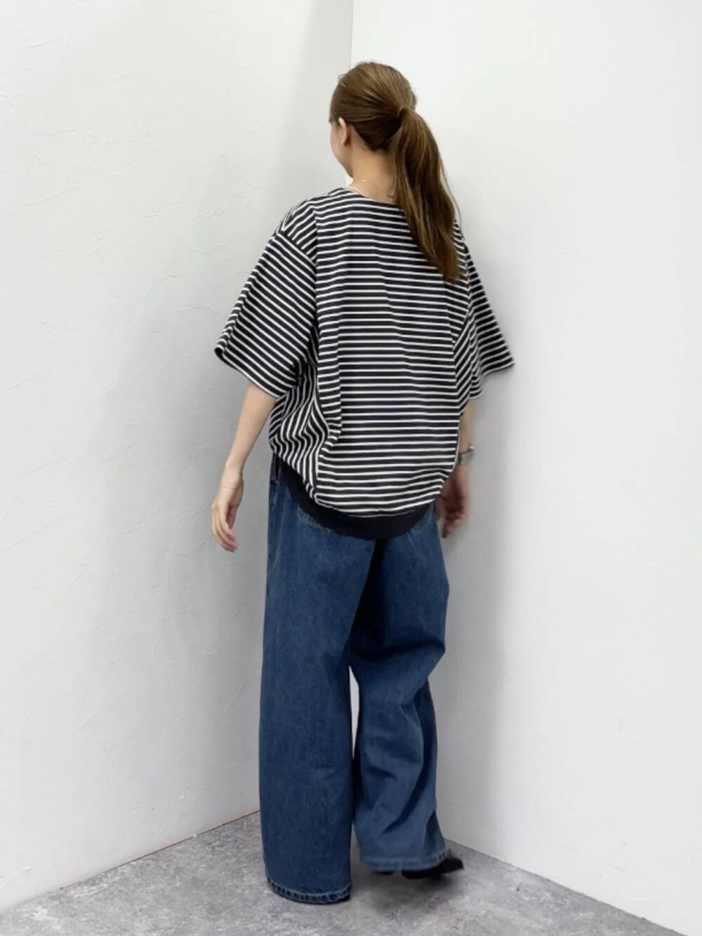 ブルー系のデニムパンツ、その他のTシャツ/カットソーを着用したレディースの夏コーディネートの2枚目の写真