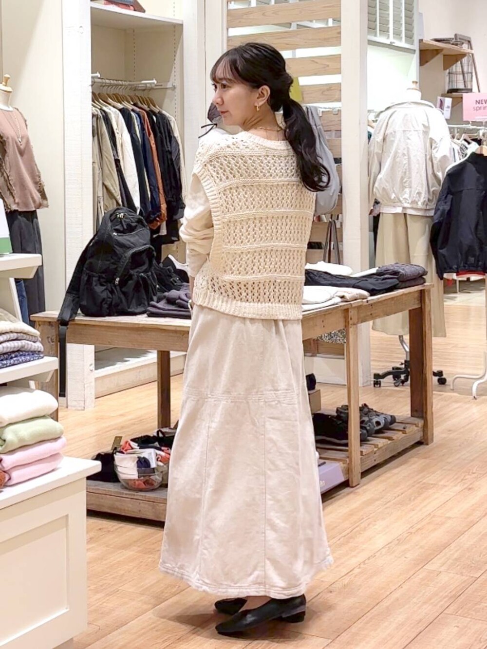 ブラック系のパンプス、ベージュ系のTシャツ/カットソー、ベージュ系のスカートを着用したレディースの春コーディネートの5枚目の写真