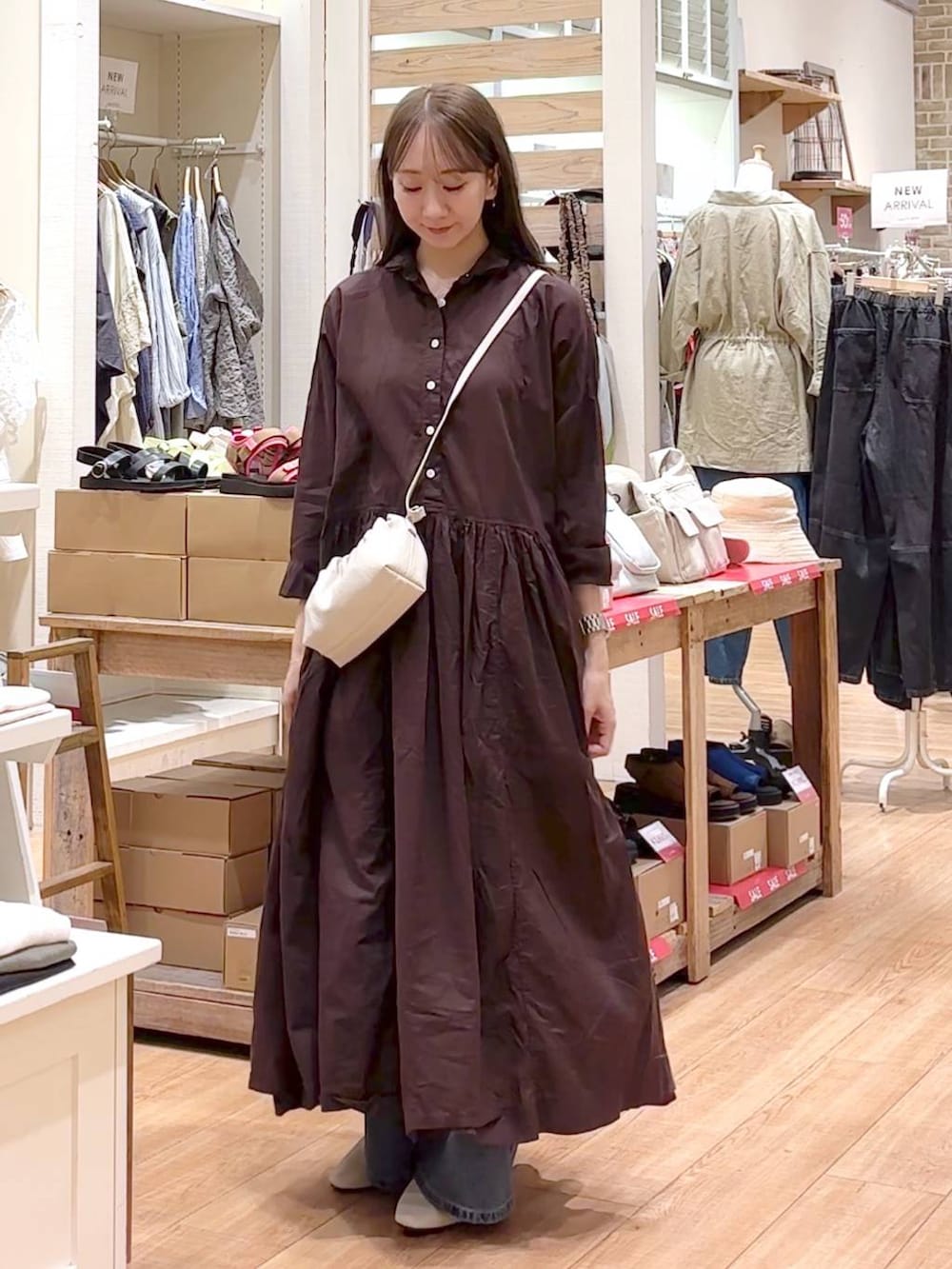 「フェミニン、きれいめ、カジュアル、クリップスタッフ_studio CLIP、studio CLIP」｜「studio CLIPのタックストレートデニムパンツ[プチ・プラスサイズあり]《CLIP denim》（デニムパンツ、ブルー系）」を使った、さこ2442さん（レディース・161cm）の夏コーディネートの2枚目の写真