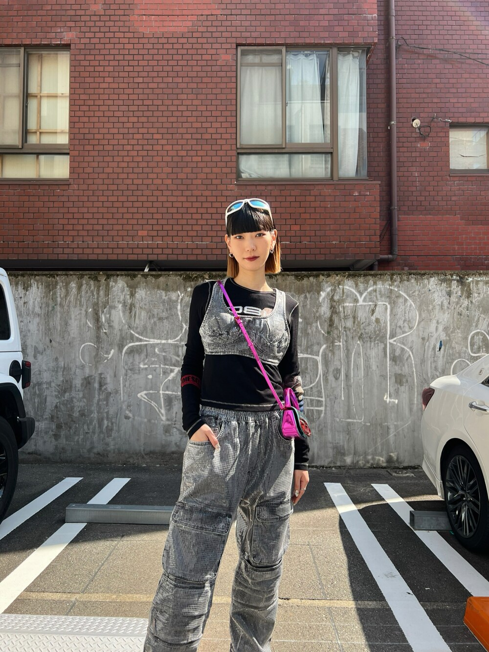 グレー系のデニムパンツ、グレー系のトップス、ブラック系のTシャツ/カットソーを着用したレディースの春コーディネートの2枚目の写真