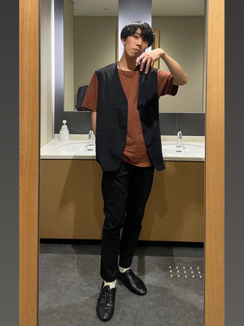 ブラック系のベスト、ブラウン系のTシャツ/カットソー、ブラック系のスラックスを着用したメンズの夏コーディネートの2枚目の写真