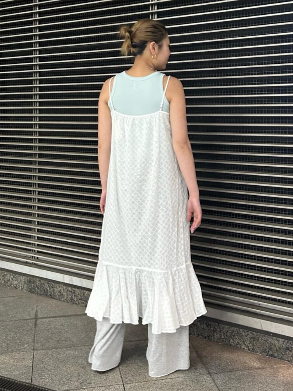 その他のサンダル、グレー系のその他パンツ、ホワイト系のキャミソールを着用したレディースの春コーディネートの3枚目の写真