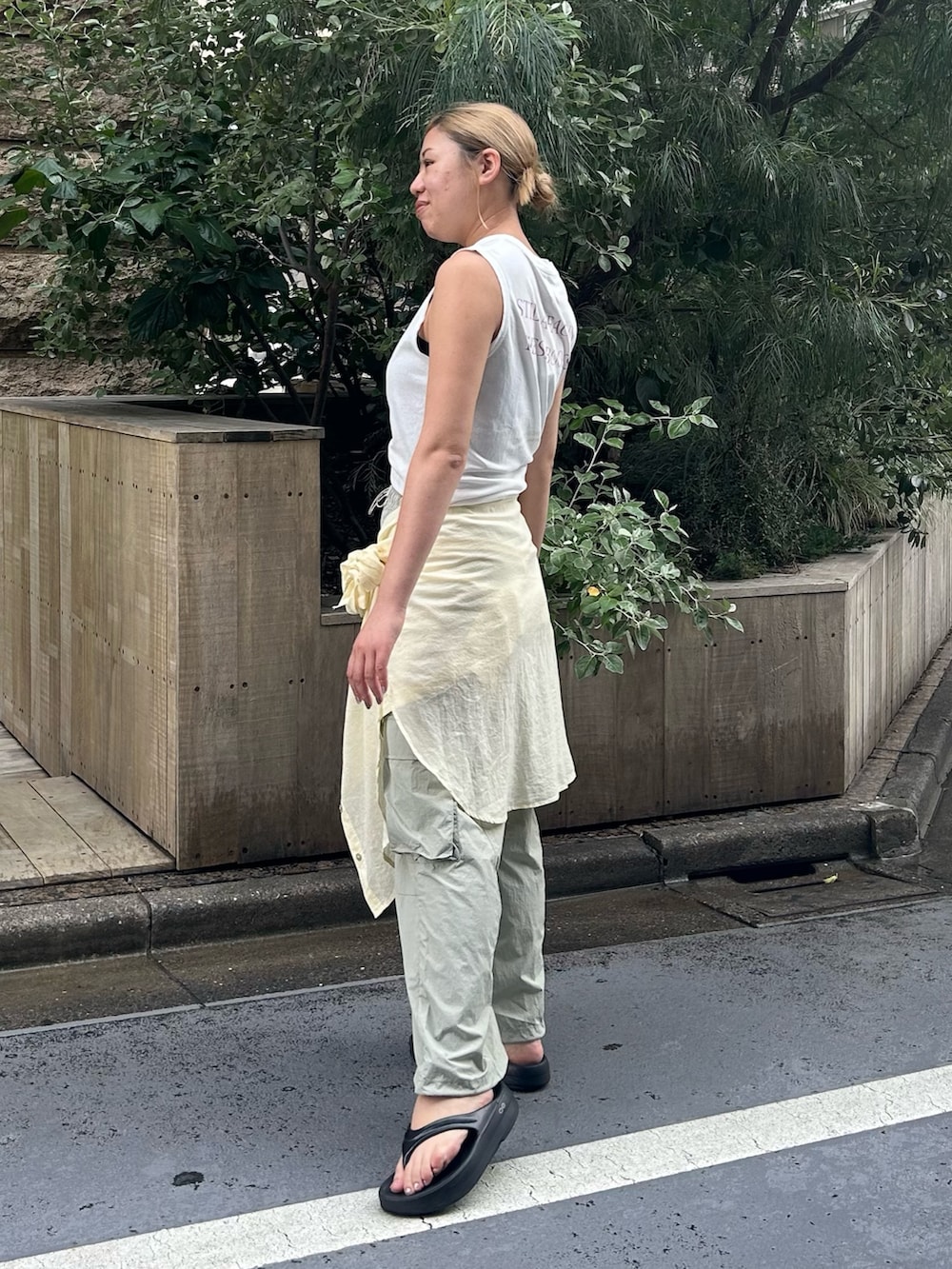 グリーン系のその他パンツ、イエロー系のシャツ/ブラウス、ホワイト系のタンクトップを着用したレディースの夏コーディネートの5枚目の写真