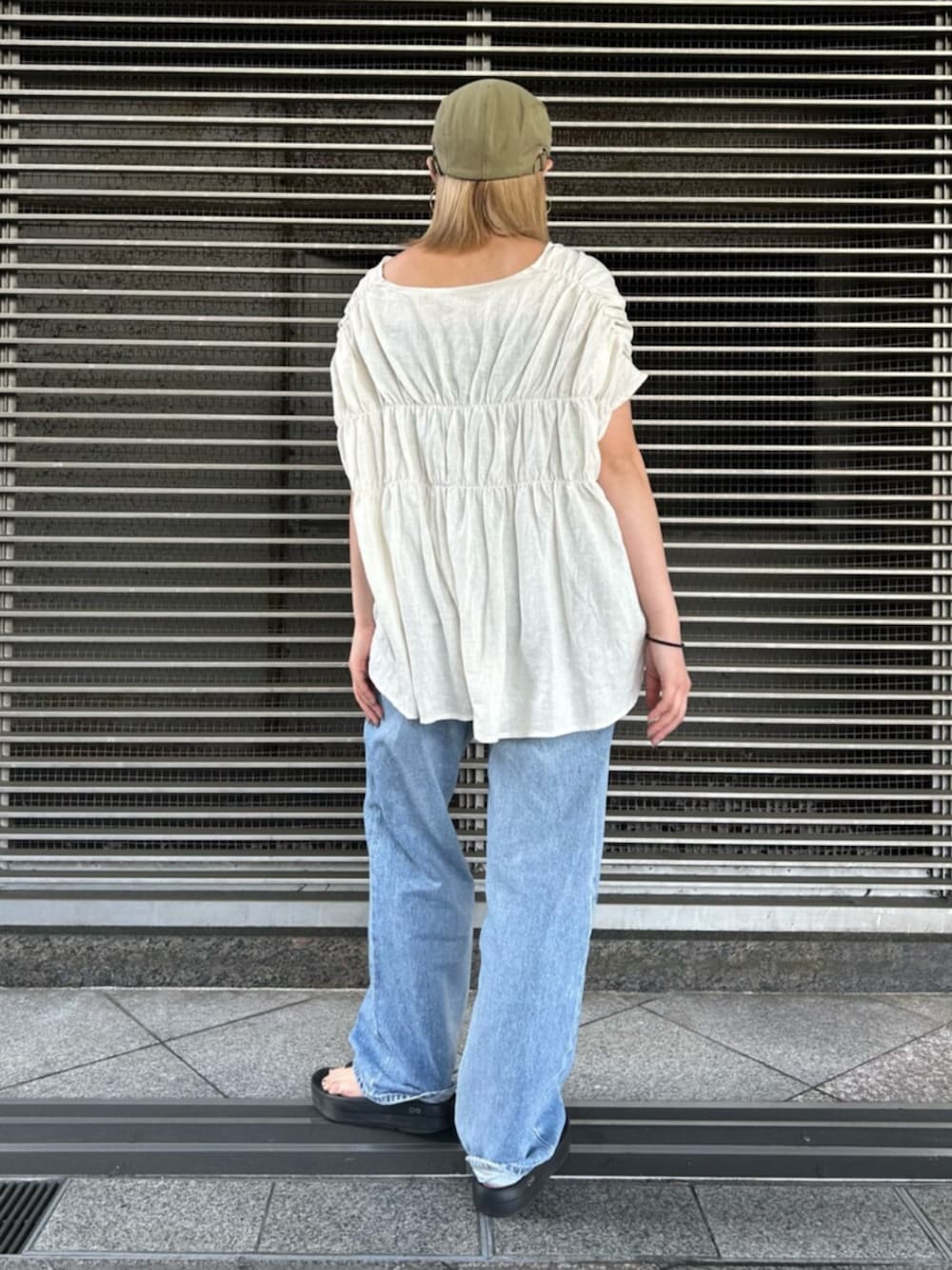ホワイト系のシャツ/ブラウス、ブルー系のデニムパンツ、グリーン系のハンチング/ベレー帽を着用したレディースの夏コーディネートの4枚目の写真