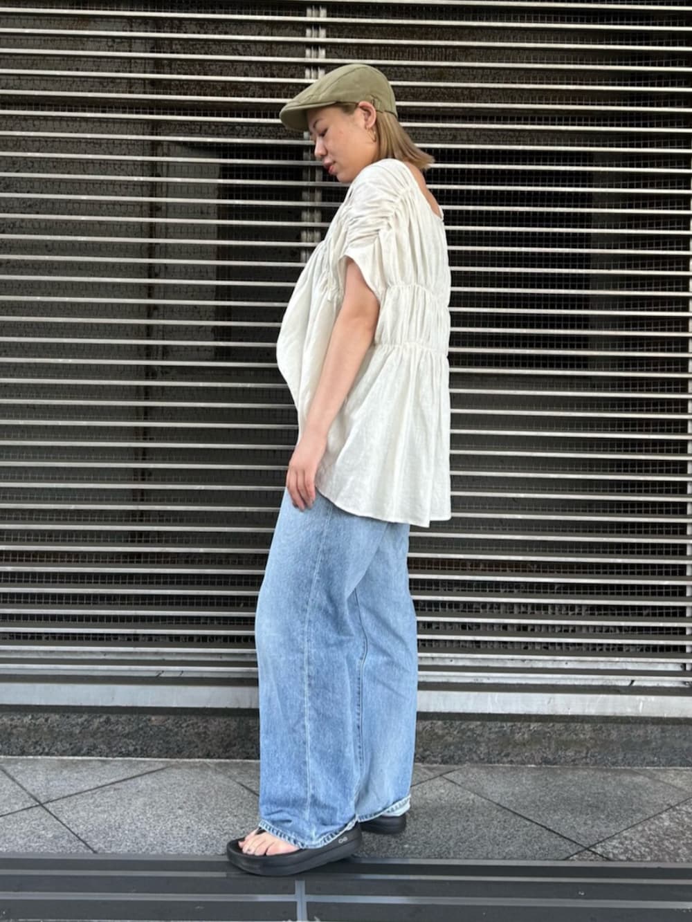 ホワイト系のシャツ/ブラウス、ブルー系のデニムパンツ、グリーン系のハンチング/ベレー帽を着用したレディースの夏コーディネートの3枚目の写真