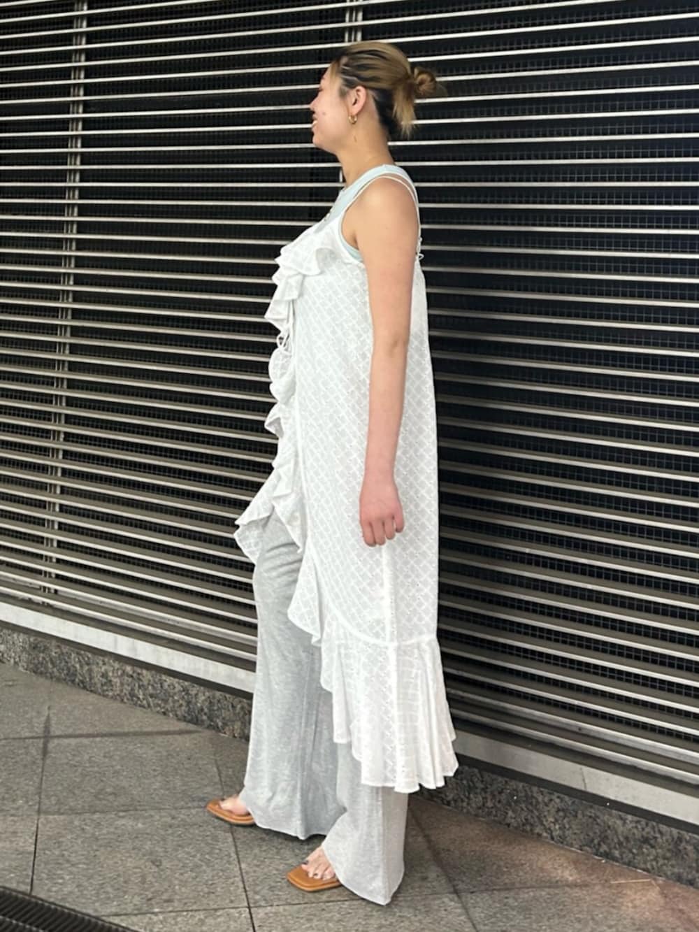 その他のサンダル、グレー系のその他パンツ、ホワイト系のキャミソールを着用したレディースの春コーディネートの2枚目の写真