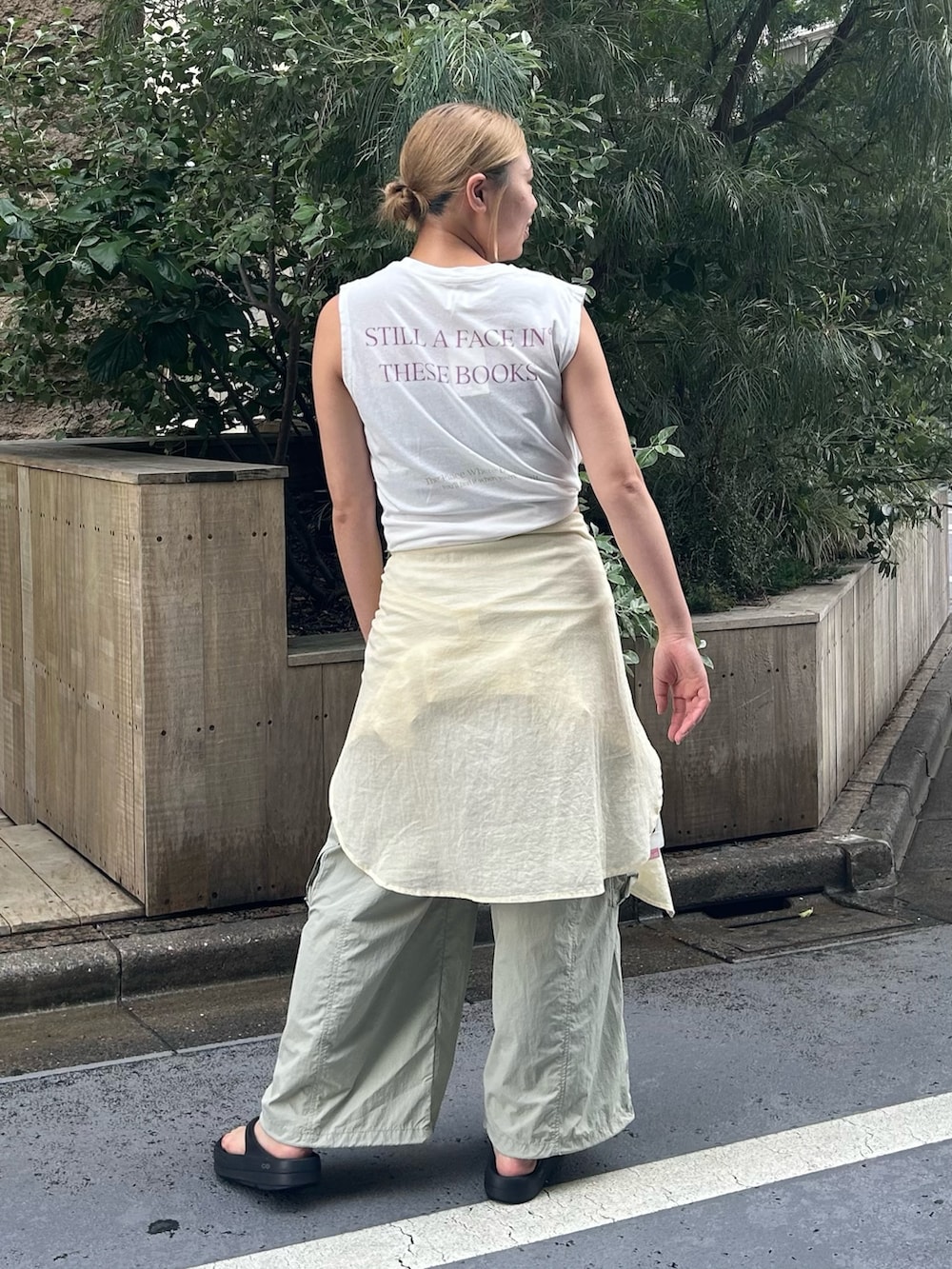 グリーン系のその他パンツ、イエロー系のシャツ/ブラウス、ホワイト系のタンクトップを着用したレディースの夏コーディネートの3枚目の写真