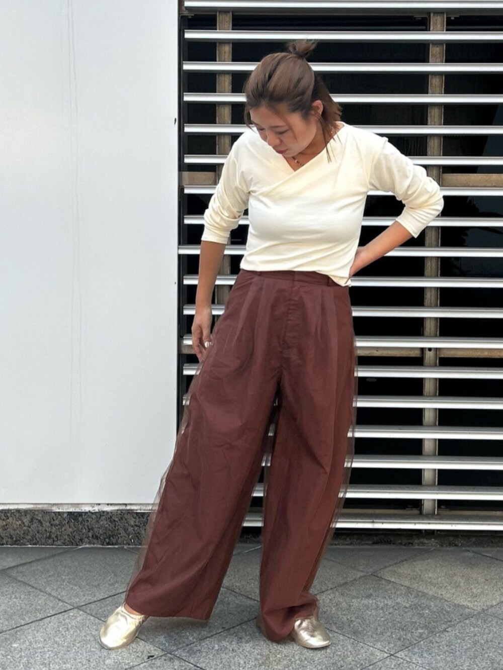 ブラウン系のその他パンツ、ホワイト系のTシャツ/カットソー、ゴールド系のバレエシューズを着用したレディースの秋コーディネートの4枚目の写真