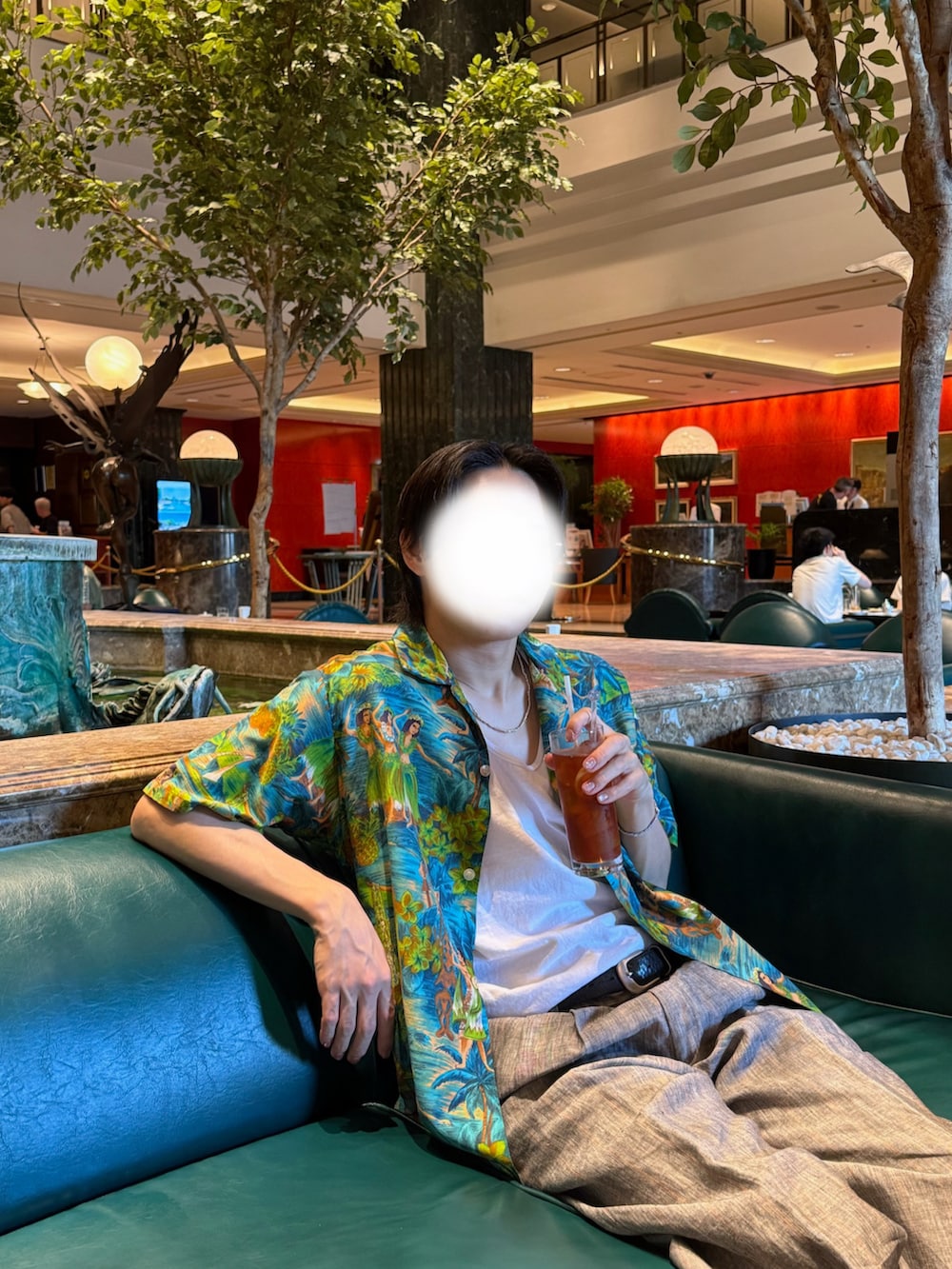 ホワイト系のタンクトップ、ブルー系のシャツ/ブラウス、ブラック系のサンダルを着用したメンズの夏コーディネートの3枚目の写真