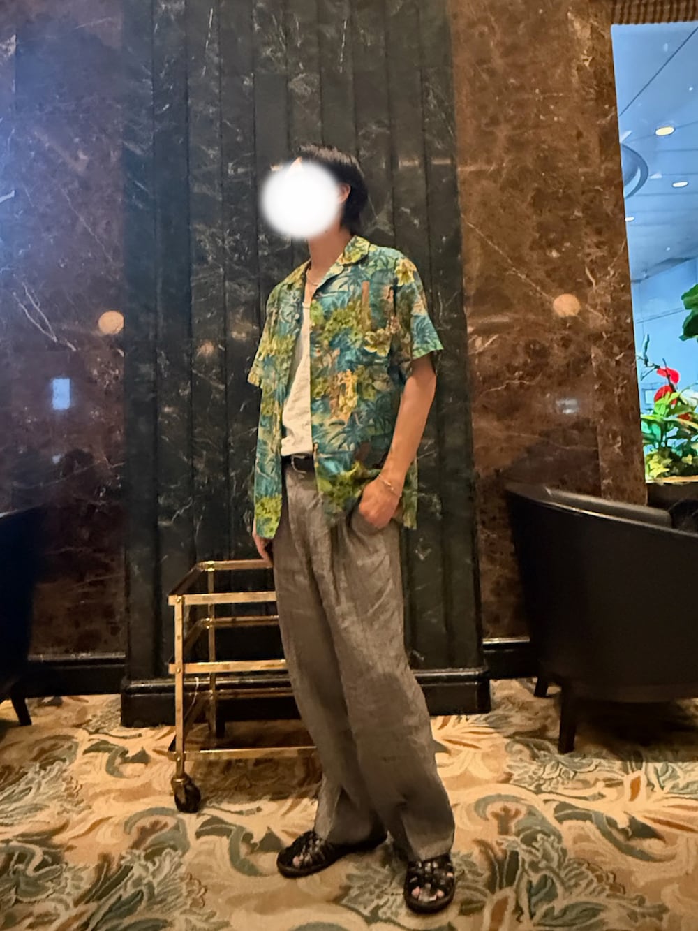 ホワイト系のタンクトップ、ブルー系のシャツ/ブラウス、ブラック系のサンダルを着用したメンズの夏コーディネートの2枚目の写真