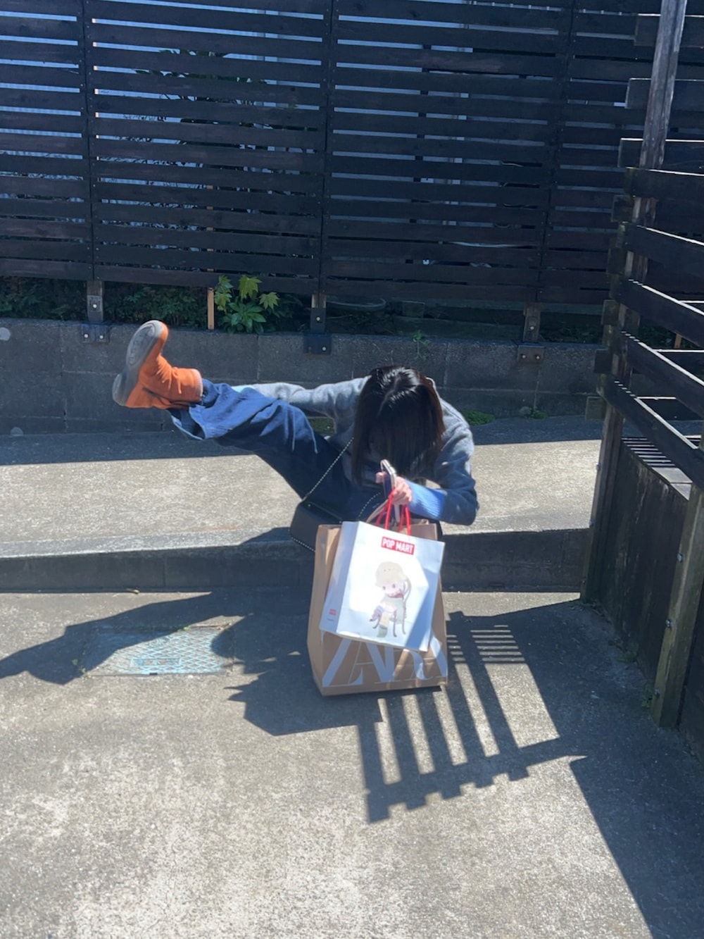 グレー系のカーディガン/ボレロ、ブルー系のデニムパンツを着用したキッズの春コーディネートの2枚目の写真