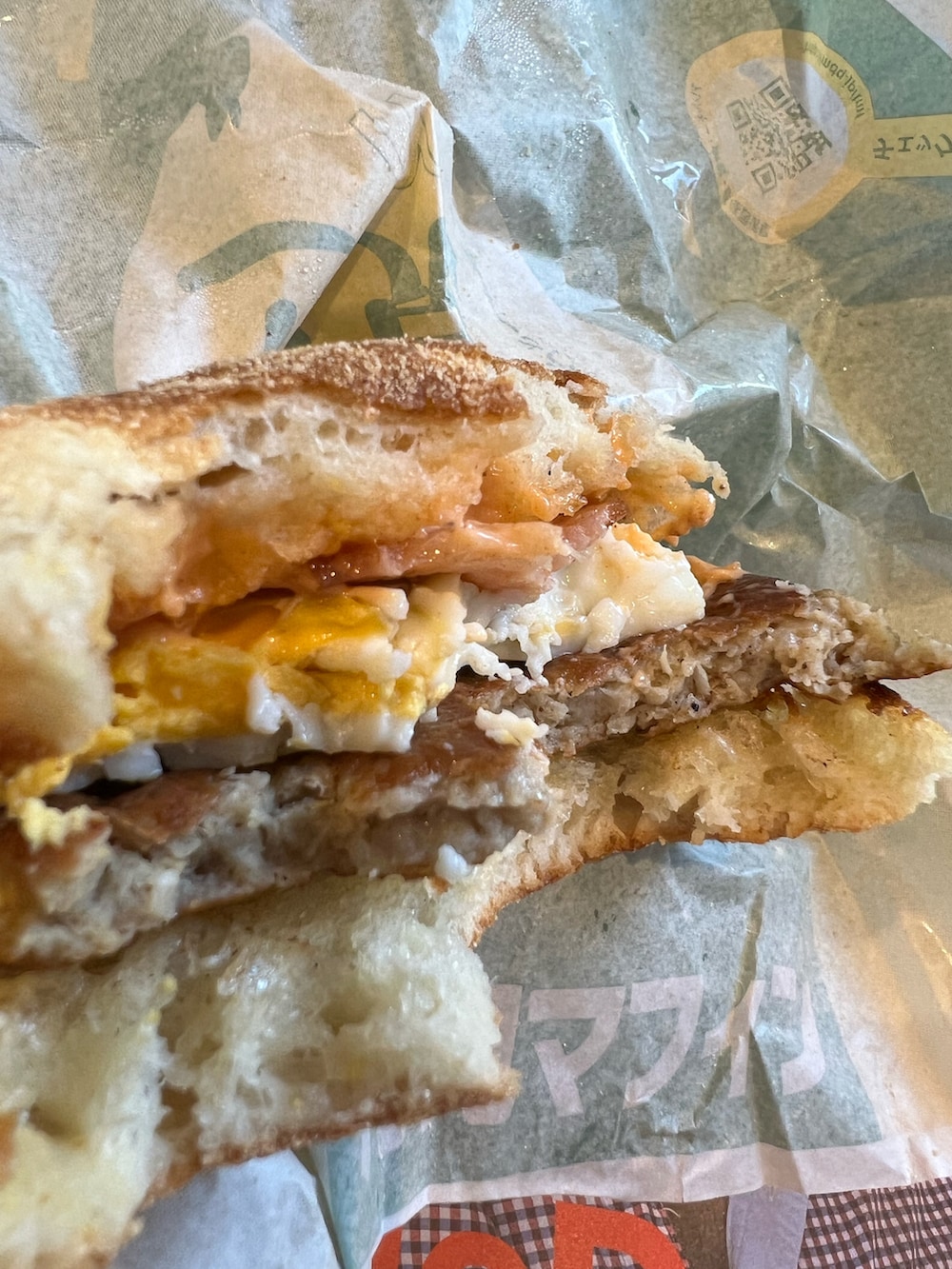 その他のTシャツ/カットソー、ブラック系のその他パンツを着用したメンズの秋コーディネートの2枚目の写真