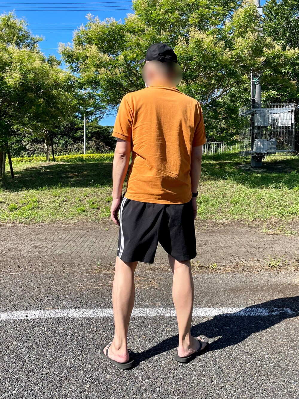 ブラック系のその他パンツ、ピンク系のポロシャツを着用したメンズの夏コーディネートの3枚目の写真