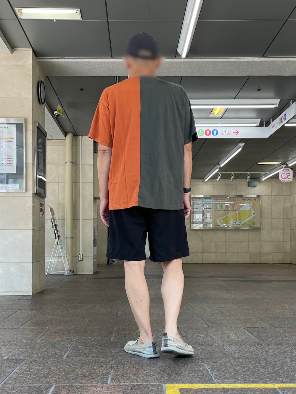 その他のTシャツ/カットソー、ブラック系のその他パンツを着用したメンズの秋コーディネートの3枚目の写真