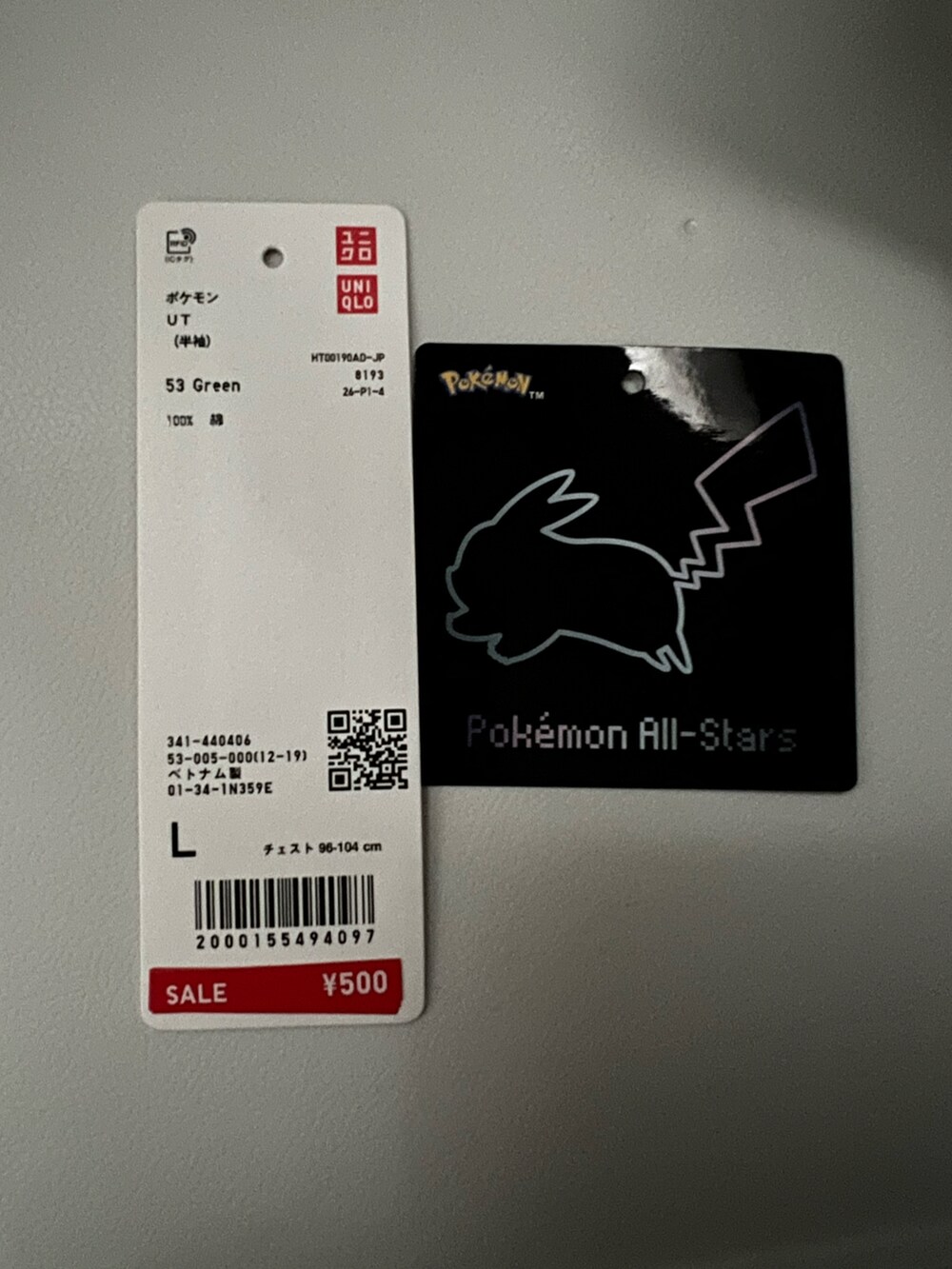 ブルー系のTシャツ/カットソー、レッド系のその他パンツ、ブラック系のサンダルを着用したメンズの夏コーディネートの2枚目の写真