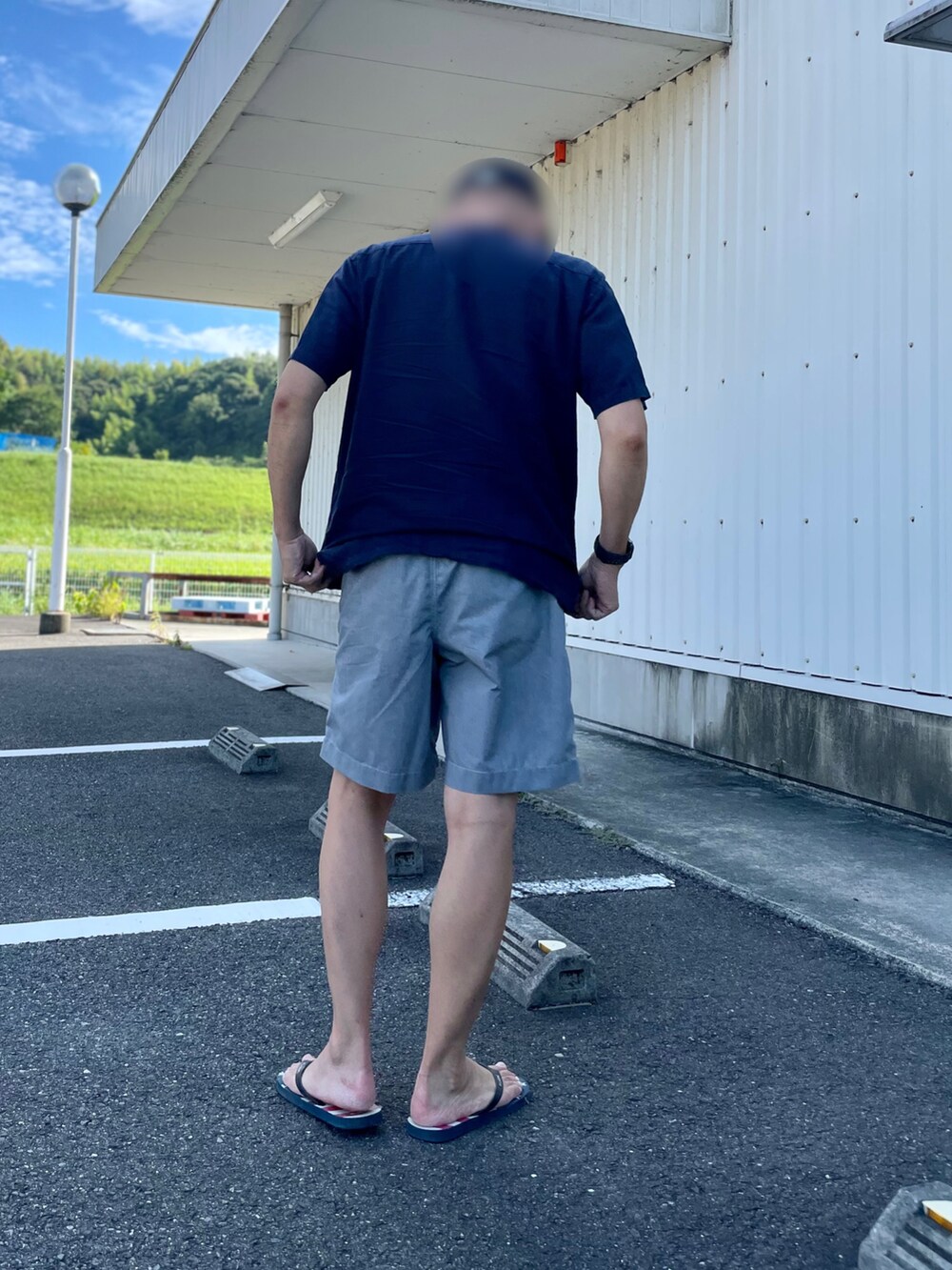 ブラック系のその他パンツ、ブルー系のシャツ/ブラウスを着用したメンズの夏コーディネートの2枚目の写真