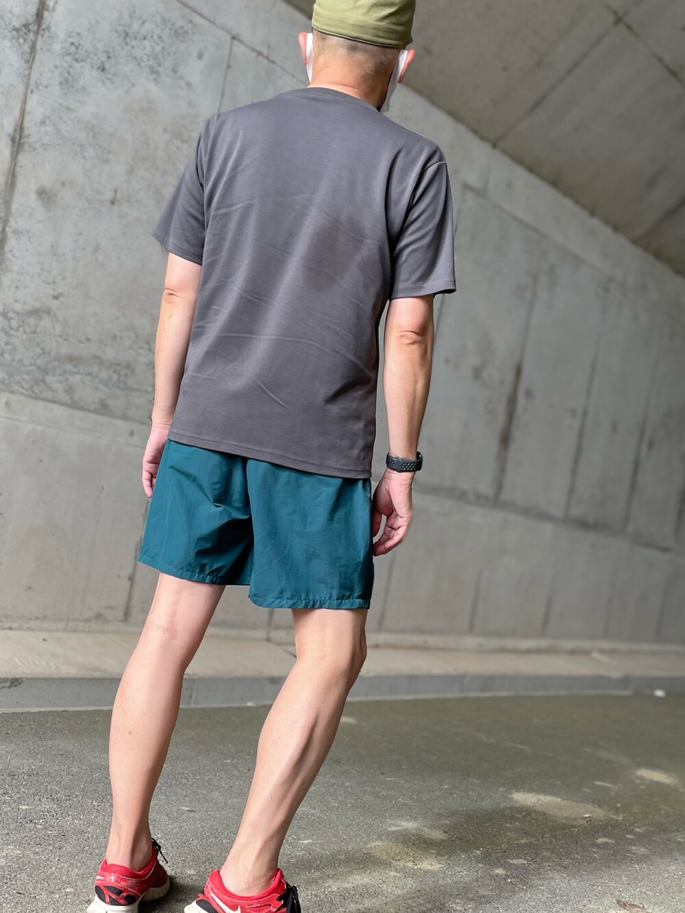 グリーン系のその他パンツ、グレー系のTシャツ/カットソーを着用したメンズの夏コーディネートの2枚目の写真