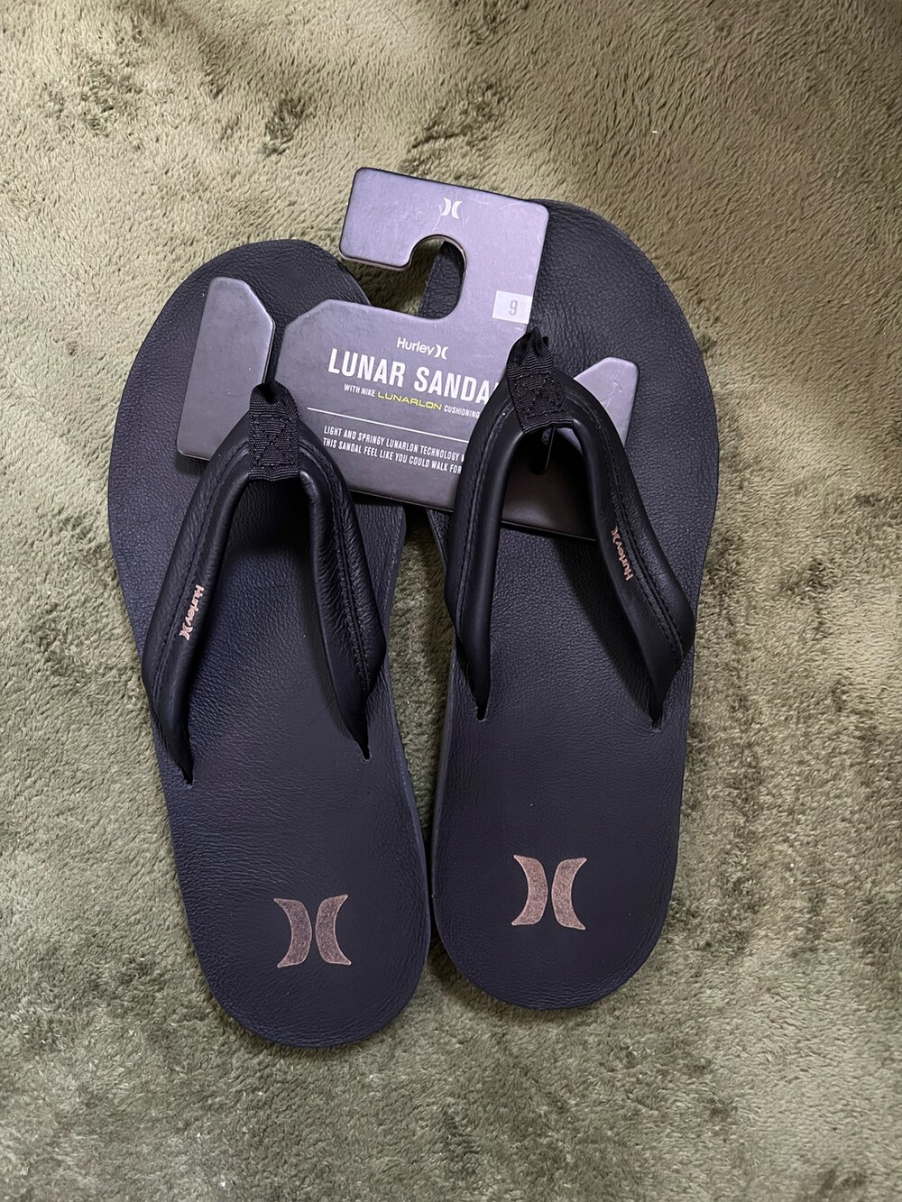 グリーン系のポロシャツ、その他のその他パンツ、ブラック系のサンダルを着用したメンズの夏コーディネートの2枚目の写真