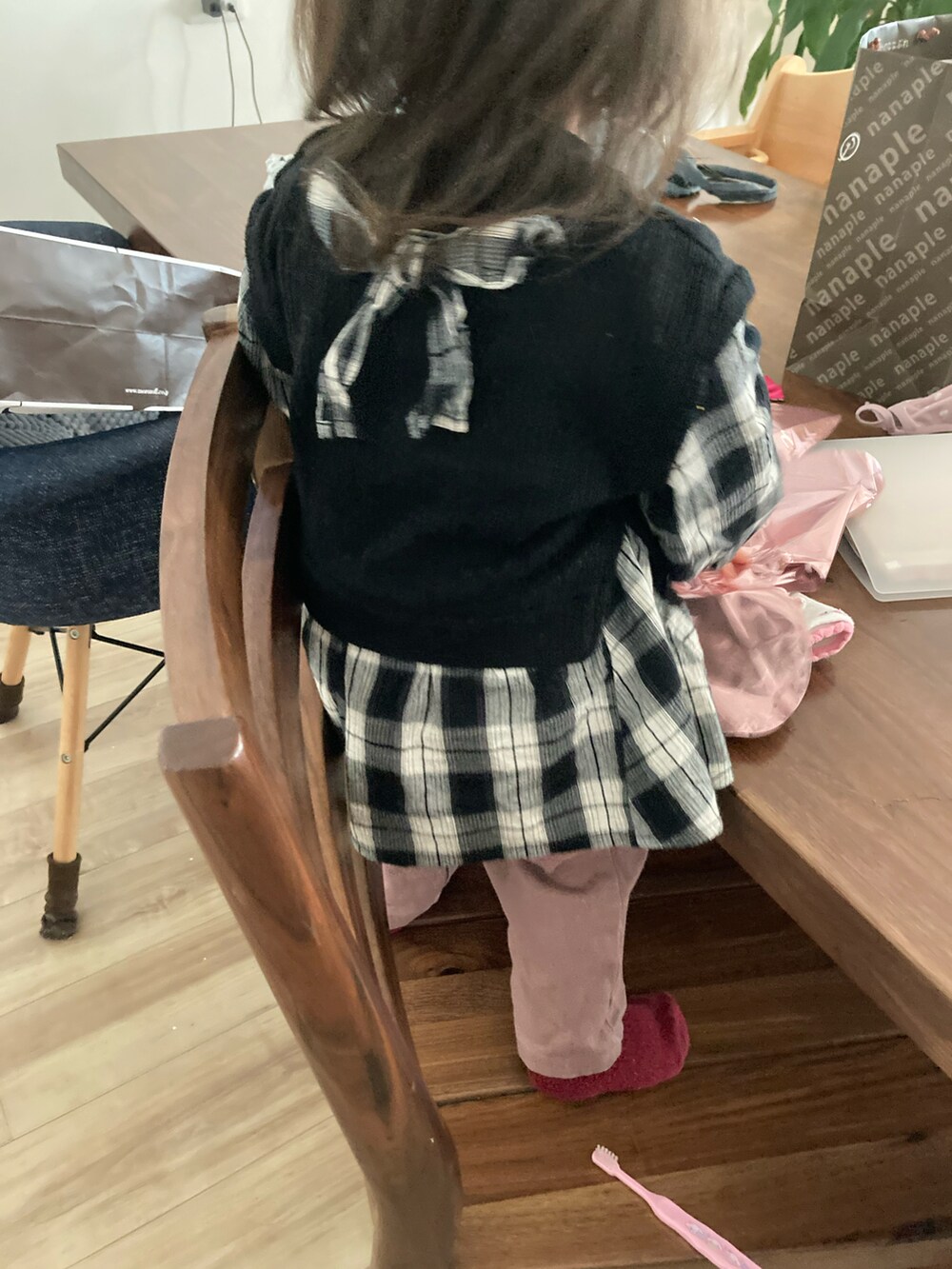 ブラック系のチュニック、ピンク系のその他パンツを着用したキッズの冬コーディネートの2枚目の写真