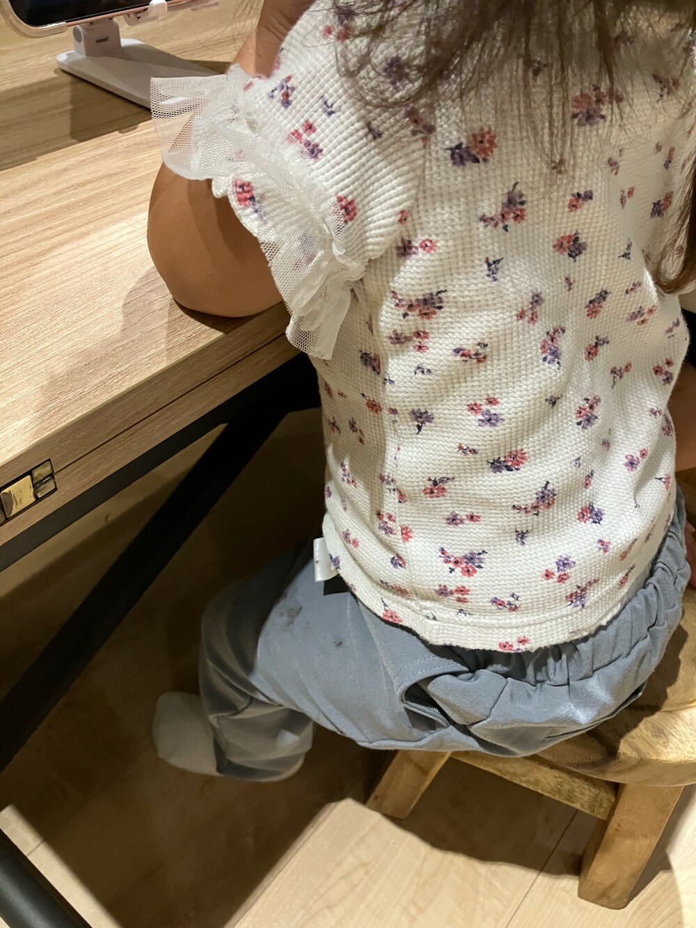 ホワイト系のTシャツ/カットソー、ブルー系のその他パンツを着用したキッズの夏コーディネートの2枚目の写真