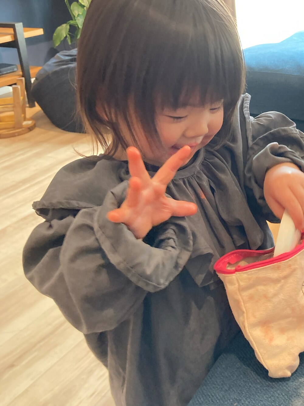 イエロー系のシャツ/ブラウス、ピンク系のモカシン/デッキシューズを着用したキッズの春コーディネートの2枚目の写真