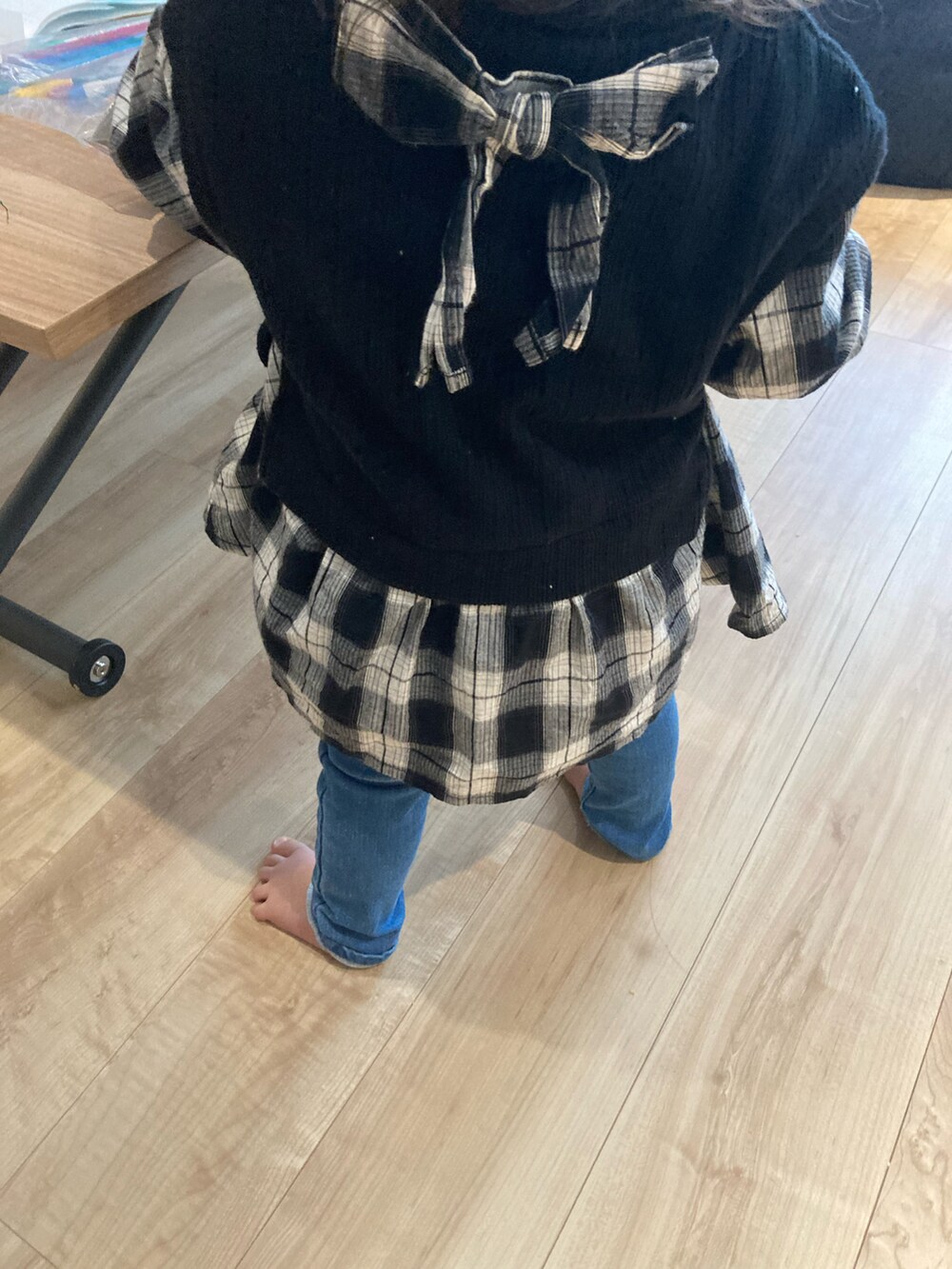 ピンク系のその他パンツ、ブラック系のチュニックを着用したキッズの冬コーディネートの2枚目の写真