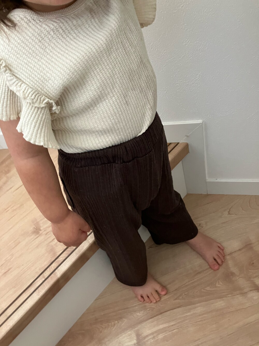 ホワイト系のシャツ/ブラウス、ブラウン系のその他パンツを着用したキッズの春コーディネートの2枚目の写真