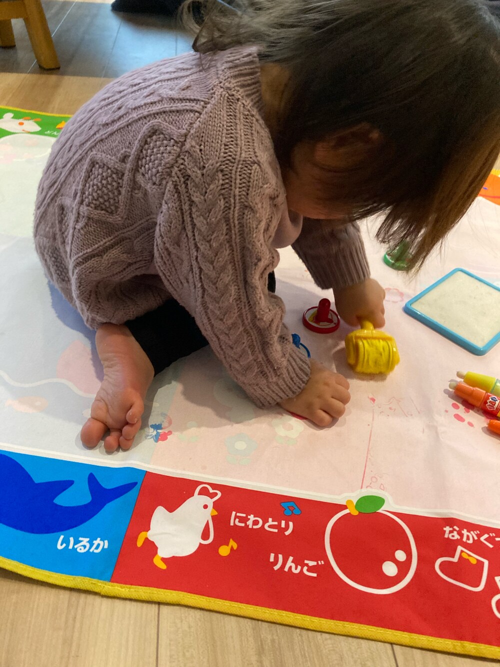 「春、シンプル、公園コーデ、キッズコーデ、プティマイン(petit main)、プチプラ、ゆるコーデ、差し色」｜「petit mainのウォッシャブル 裏毛 ケーブルニットセーター×ショートパンツセット（アンサンブル、パープル系）」を使った、✿ライオンとウサギちゃん✿さん（キッズ・70cm）の冬コーディネートの3枚目の写真
