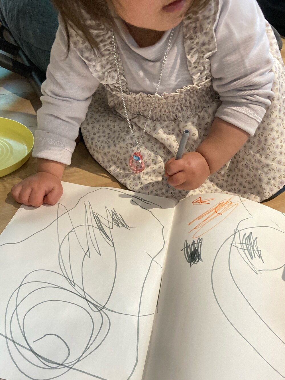 ブルー系のデニムパンツ、ピンク系のチュニックを着用したキッズの春コーディネートの2枚目の写真