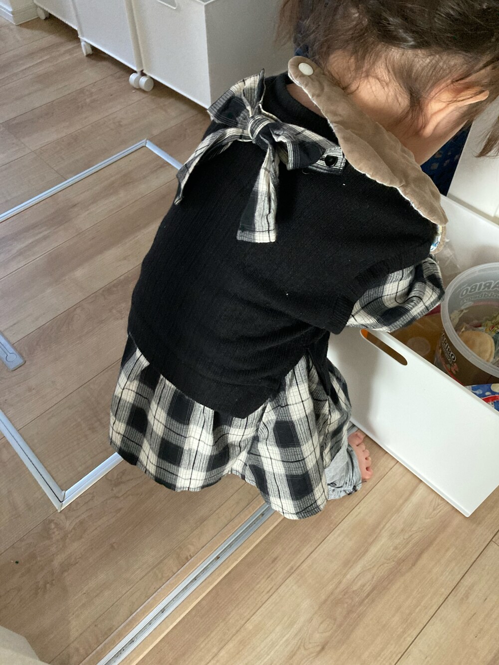 ブラック系のチュニックを着用したキッズの秋コーディネートの2枚目の写真